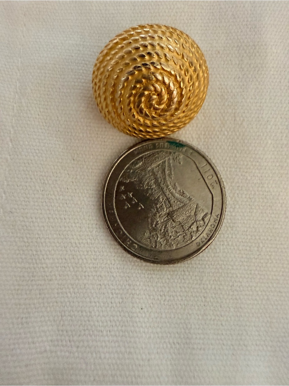 GIVENCHY GOLDTONE 1980's-1990's clip earrings STAMPED - Picture 3 of 3
